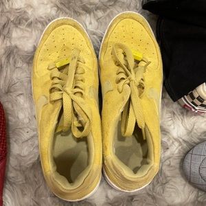 Nike yellow airforce 1 sage low